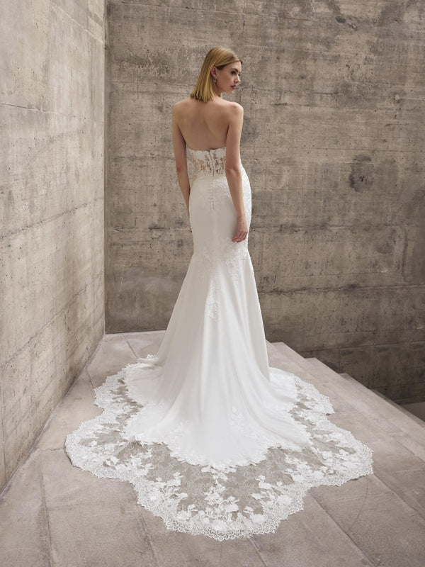 Crepe mermaid wedding dress ATTAL by Pronovias with sweetheart neckline.