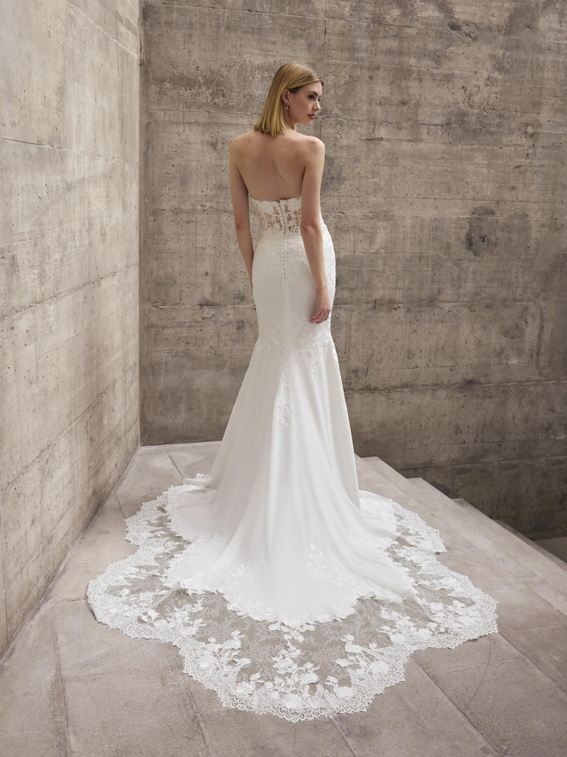 Crepe mermaid wedding dress ATTAL by Pronovias with sweetheart neckline.
