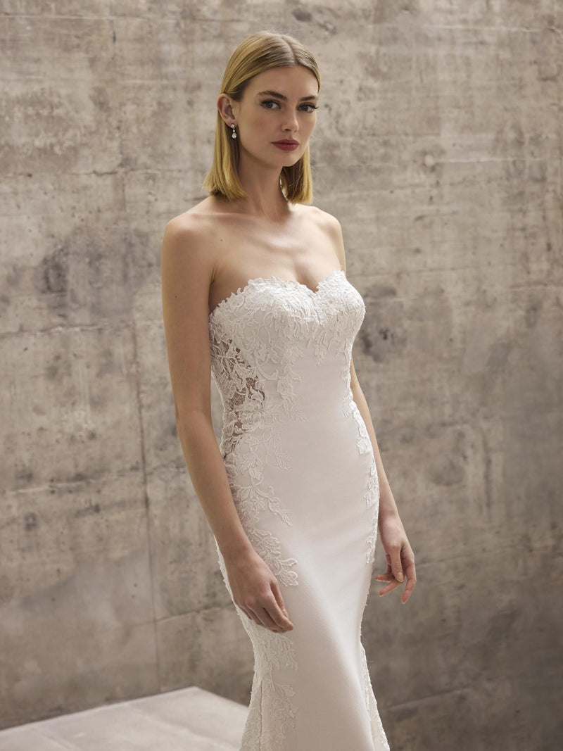 Crepe mermaid wedding dress ATTAL by Pronovias with sweetheart neckline.