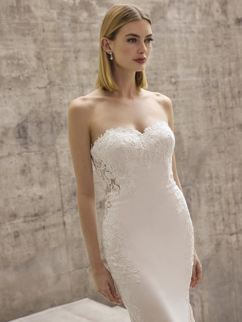 Crepe mermaid wedding dress ATTAL by Pronovias with sweetheart neckline.