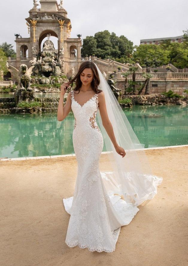 Pronovias Morocco Wedding dress in lace with mermaid cut, V-neck and illusion back fontaine