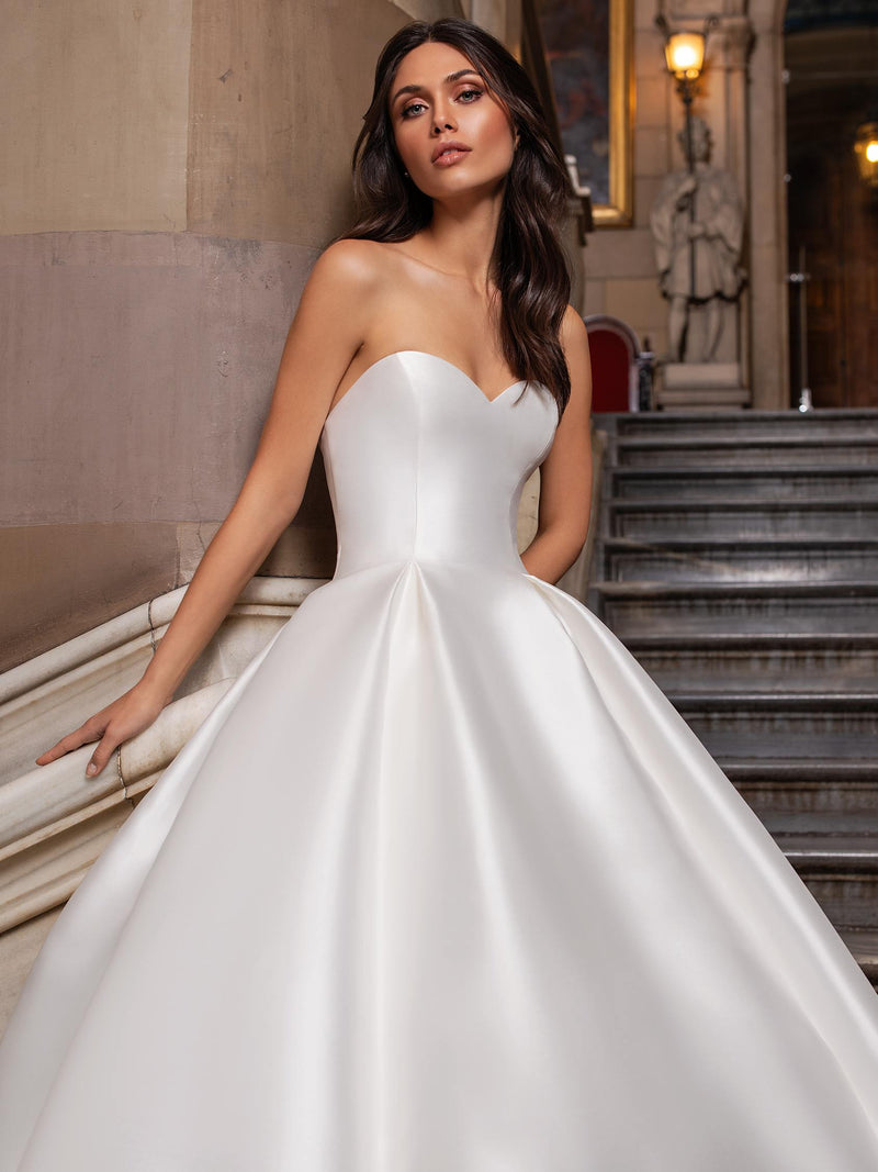 Pronovias CLOSE CC2021 - Princess wedding dress in mikado with sweetheart neckline